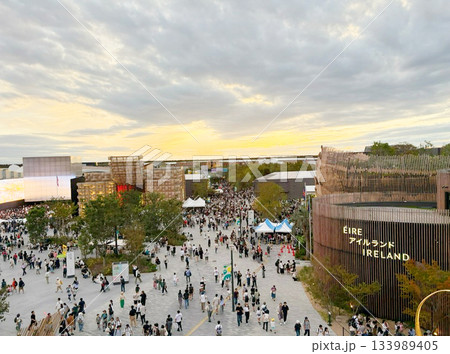 EXPO2025大阪・関西万博の大屋根リングから見るアメリカ館、フィリピン館、アイルランド館付近 133989405