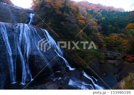 袋田の滝の紅葉 袋田の滝の紅葉 133990199