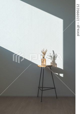 日差しの入るリビングにあるカウンターチェアとドライフラワーの飾り,インテリア 133990212