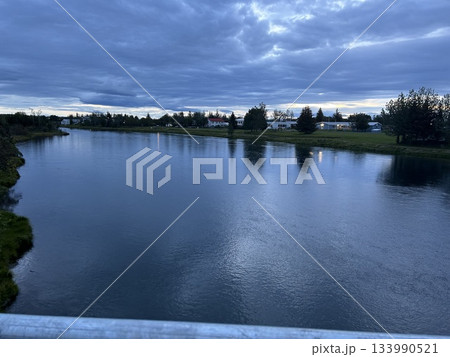 アイスランドの南部の町、ヘトラを流れる水が豊富なイトゥリ・ランガゥ川の朝の景色です。 133990521