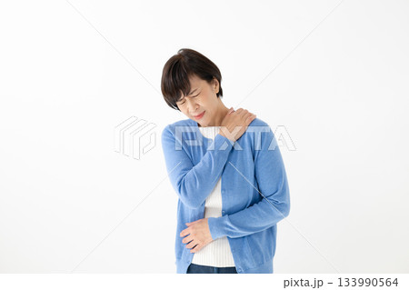 肩凝り、疲労に悩む女性 133990564