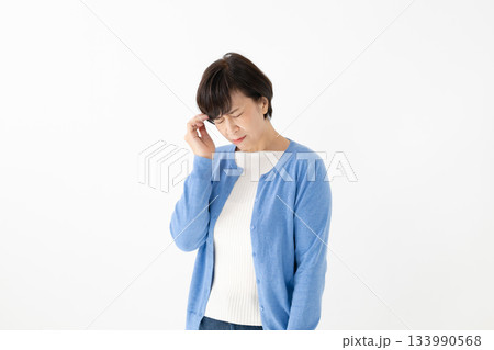 肩凝り、疲労に悩む女性 133990568