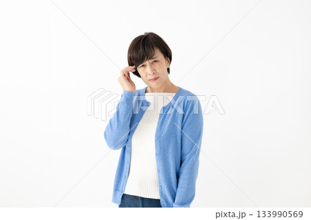 肩凝り、疲労に悩む女性 肩凝り、疲労に悩む女性 133990569