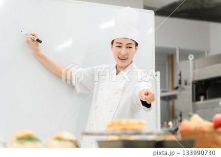 調理師のセミナー・専門学校・社員教育で教える講師の女性 133990730