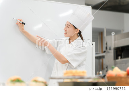 調理師のセミナー・専門学校・社員教育で教える講師の女性 133990731