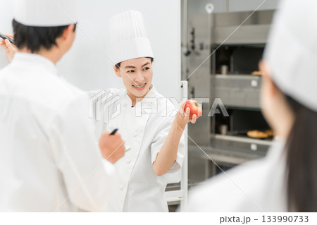 調理師のセミナー・専門学校・社員教育で教える講師の女性 調理師のセミナー・専門学校・社員教育で教える講師の女性 133990733