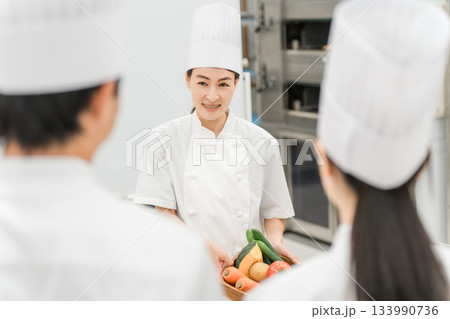 調理師のセミナー・専門学校・社員教育で教える講師の女性 調理師のセミナー・専門学校・社員教育で教える講師の女性 133990736