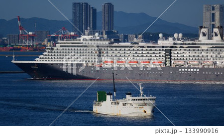 福岡アイランドシティをバックに博多港を出港するオランダの豪華客船ウエステルダム 福岡アイランドシティをバックに博多港を出港するオランダの豪華客船ウエステルダム 133990916