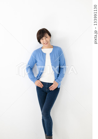 カジュアルな服装の中高年女性 カジュアルな服装の中高年女性 133991130
