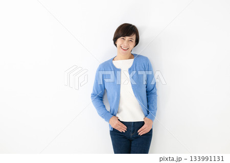 カジュアルな服装の中高年女性 カジュアルな服装の中高年女性 133991131