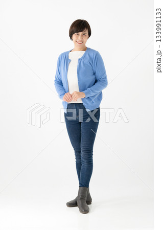 カジュアルな服装の中高年女性 133991133