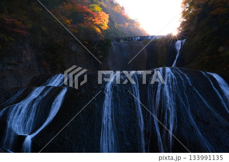 袋田の滝の紅葉 133991135