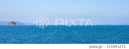 広島県福山市にある走島に行くフェリーの中から見た瀬戸内海 133991251
