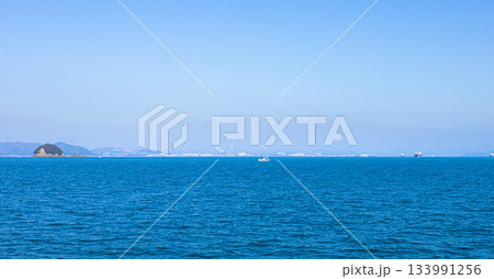 広島県福山市にある走島に行くフェリーの中から見た瀬戸内海 133991256