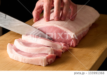 豚ロースをカットする料理人 133991368
