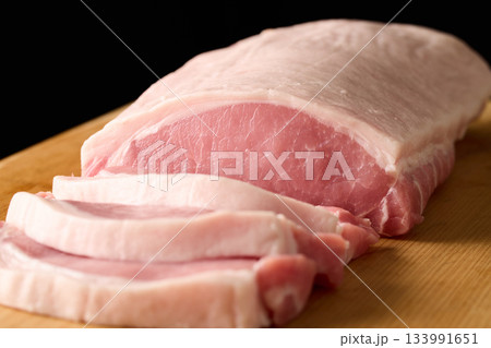 カットした豚ロース　 133991651