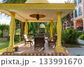 南国の庭園と休憩所 133991670