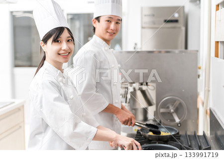 厨房で働くコック,シェフの男女スタッフ 133991719