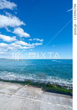 青空と水平線が美しい爽やかな海岸風景 青空と水平線が美しい爽やかな海岸風景 133991766