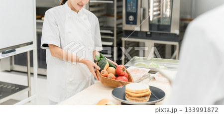 調理師のセミナー・専門学校・社員教育で教える講師の女性 133991872