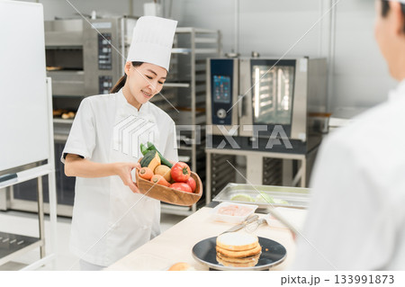 調理師のセミナー・専門学校・社員教育で教える講師の女性 調理師のセミナー・専門学校・社員教育で教える講師の女性 133991873
