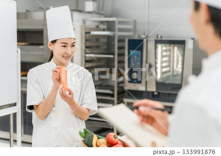 調理師のセミナー・専門学校・社員教育で教える講師の女性 133991876