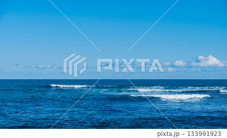 白い波が寄せる深い青の海と遠くまで続く水平線の風景 白い波が寄せる深い青の海と遠くまで続く水平線の風景 133991923