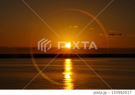 太陽の周りに現れる光の輪「ハロ」のイメージ 133992017