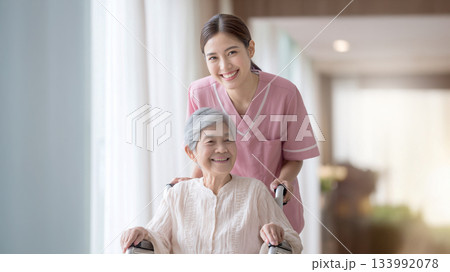 東南アジアから来た介護士 133992078