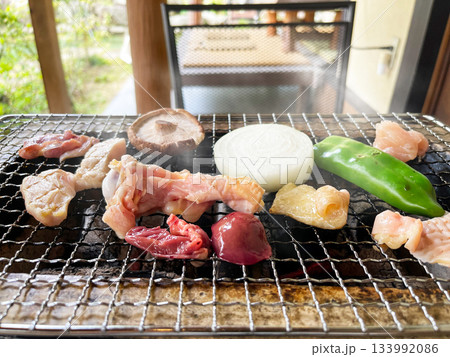 炭火で焼く鶏肉と野菜の七輪バーベキュー 炭火で焼く鶏肉と野菜の七輪バーベキュー 133992086