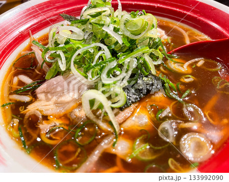 醤油ラーメンと刻みネギのクローズアップ 133992090