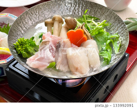 冬の味覚てっちり鍋料理 133992091