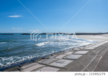 日立市・河原子海岸の砂浜と防波堤、赤灯台を望む太平洋の景観 日立市・河原子海岸の砂浜と防波堤、赤灯台を望む太平洋の景観 133992279