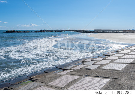 青い海と白波、日立市・河原子海岸に佇む赤灯台のパノラマビュー 青い海と白波、日立市・河原子海岸に佇む赤灯台のパノラマビュー 133992280