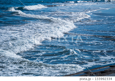 寄せる白波と揺れる水面が美しい海の風景 133992334