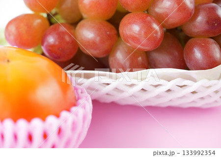 富有柿のオレンジと赤い宝石のようなクイーンルージュ(大人可愛いピンク背景) - 季節を楽しむシーンに 133992354