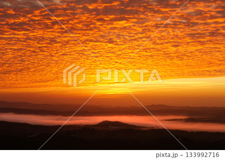 朝焼けと雲海1037 133992716