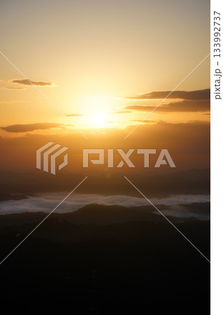 日の出と雲海418 133992737