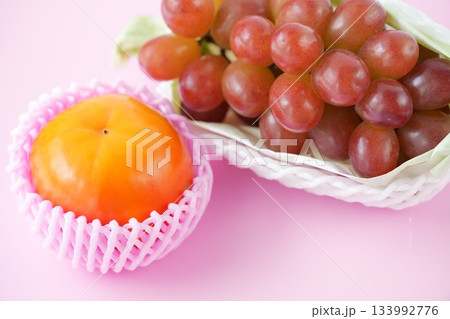 富有柿のオレンジと赤い宝石のようなクイーンルージュ(大人可愛いピンク背景) - 季節を楽しむシーンに 133992776