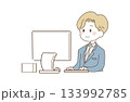パソコンを使うビジネスマンのイラスト 133992785