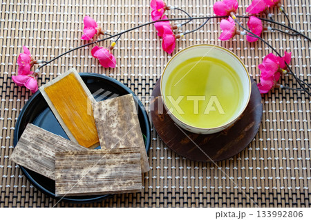 緑茶とのし梅と梅の花 133992806