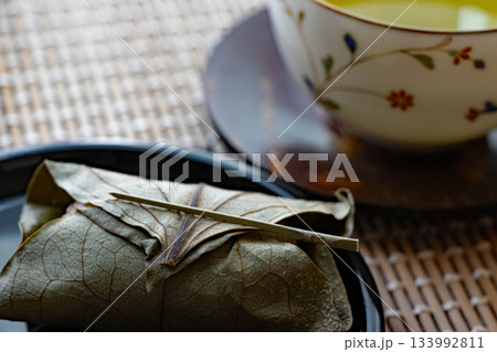 柿の葉に包まれた和菓子と緑茶 133992811