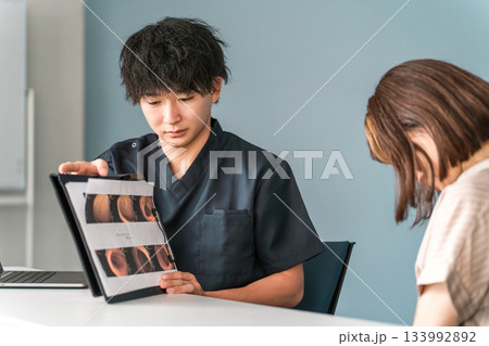 病院の診察で内視鏡写真を見せながら説明する男性医師 病院の診察で内視鏡写真を見せながら説明する男性医師 133992892