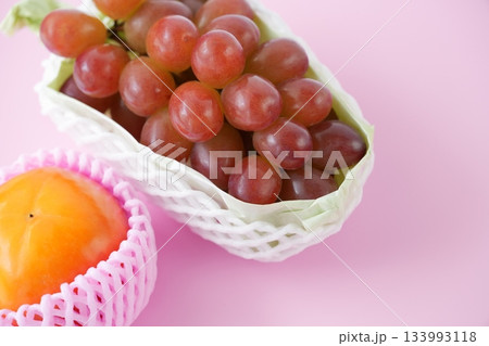 富有柿のオレンジと赤い宝石のようなクイーンルージュ(大人可愛いピンク背景) - 季節を楽しむシーンに 133993118