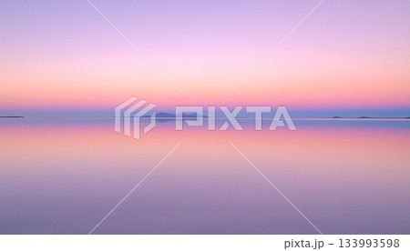 ウユニ塩湖のような鏡面反射の絶景 パステルピンクの夕焼け空の風景 マジックアワー ウユニ塩湖のような鏡面反射の絶景 パステルピンクの夕焼け空の風景 マジックアワー 133993598