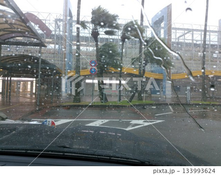 台風の中の駅前 133993624