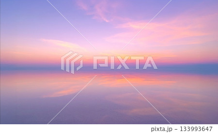 ウユニ塩湖のような鏡面反射の絶景 パステルピンクの夕焼け空の風景 マジックアワー ウユニ塩湖のような鏡面反射の絶景 パステルピンクの夕焼け空の風景 マジックアワー 133993647
