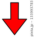 シンプルな下向きの赤い矢印 133993783