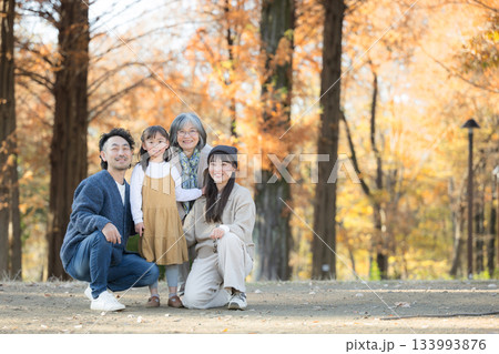 秋の家族写真・紅葉の森で笑顔の三世代家族ポートレート・親子と祖母の記念撮影 カメラ目線思い出 広角 秋の家族写真・紅葉の森で笑顔の三世代家族ポートレート・親子と祖母の記念撮影 カメラ目線思い出 広角 133993876
