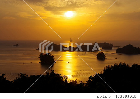 目の前に広がる九十九島の夕景を船越展望台から眺める 目の前に広がる九十九島の夕景を船越展望台から眺める 133993919
